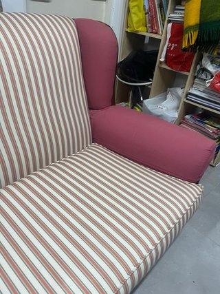 Sofá de tela a rayas rojo y beige