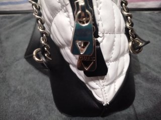 Bolso Guess blanco y negro