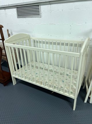 Cuna de bebé blanca