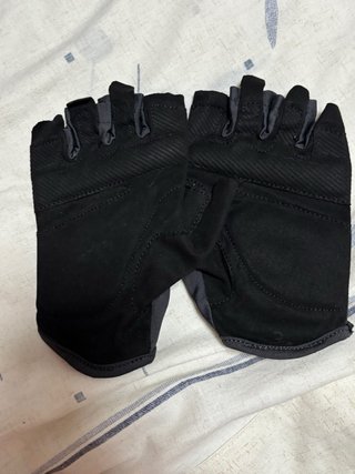 Guantes sin dedos negros y grises