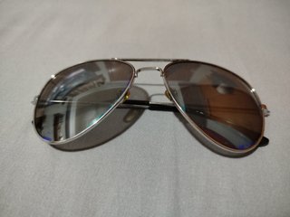 Gafas de aviador plateadas y negras