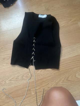 Top Bershka negro con cadena plateada
