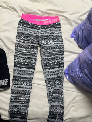Mallas Nike Pro multicolor y rosa