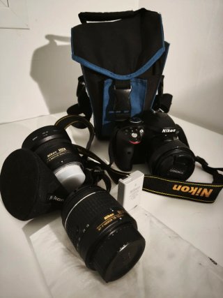 Cámara Nikon D3300 con accesorios.