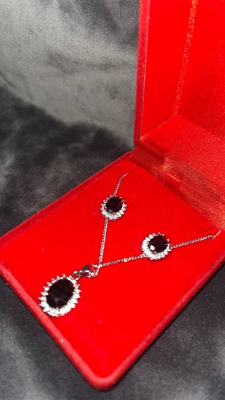 Conjunto de Pendientes y Collar