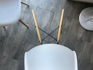 Set de 4 sillas blancas