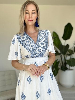 Vestido Blanco con Bordados Azules