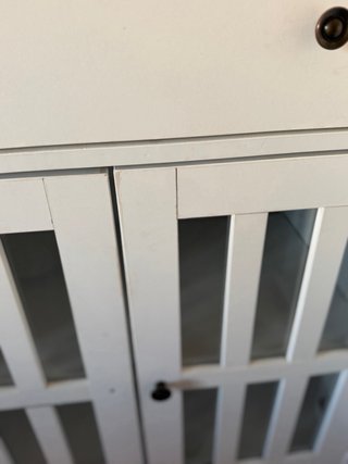 Mobile bianco con vetrine e cassetti
