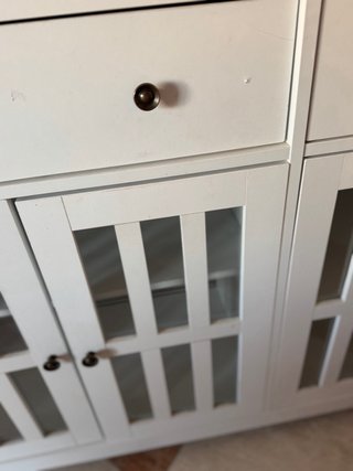 Mobile bianco con vetrine e cassetti