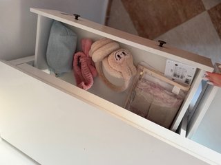 Mobile bianco con vetrine e cassetti