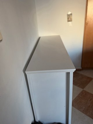 Mobile bianco con vetrine e cassetti