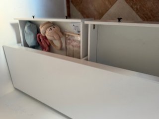 Mobile bianco con vetrine e cassetti