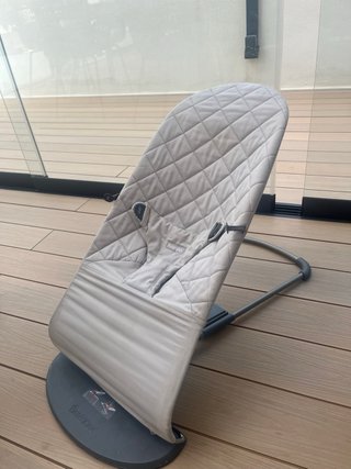 Hamaca BabyBjörn Beige y gimnasio bebe