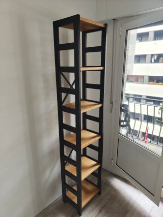 Estantería Vertical de madera.