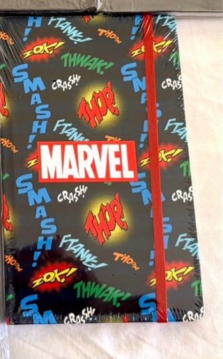 Lote 5 Cómics Marvel y Cuaderno