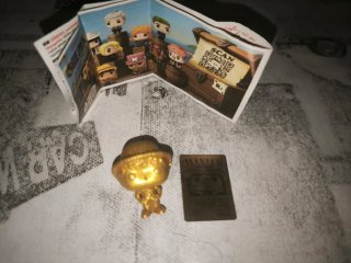 Muñeco dorado con carta Wanted de One Piece