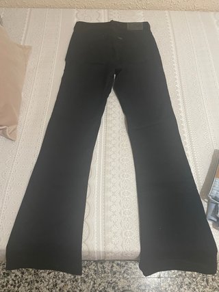 Pantalón vaquero negro campana