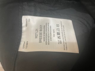 Pantalón vaquero negro campana