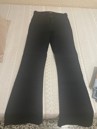 Pantalón vaquero negro campana