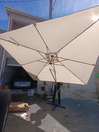 Parasol Beige Grande con Base Oscura