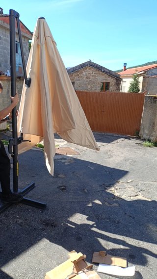Parasol Beige Grande con Base Oscura