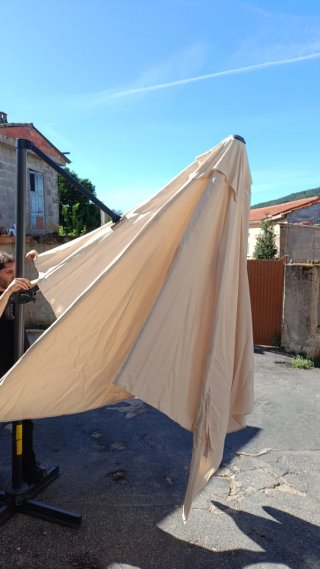 Parasol Beige Grande con Base Oscura