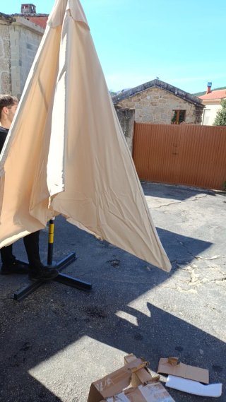 Parasol Beige Grande con Base Oscura