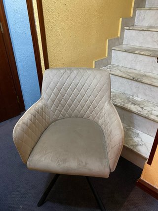 Silla giratoria beige acolchada