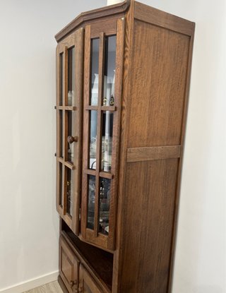 Vitrina de madera con cristal