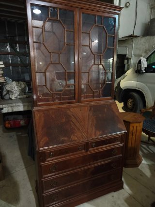Mueble secreter / bargueño con vitrina de madera