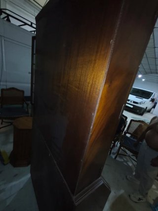 Mueble secreter / bargueño con vitrina de madera