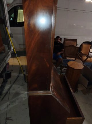 Mueble secreter / bargueño con vitrina de madera