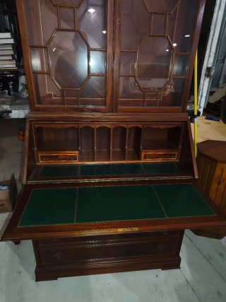 Mueble secreter / bargueño con vitrina de madera