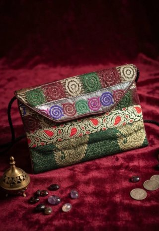 Bolso de mano étnico bordado