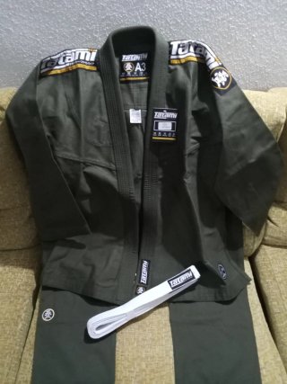 KIMONO JIU JIT SU TATAMI NUEVO CON ETIQUETA VERDE