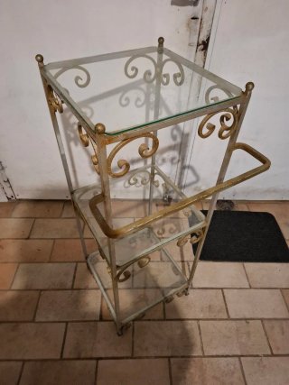 Mobiletto in ferro battuto e vetro