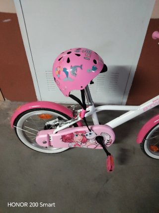 Bicicleta de Niña con Casco