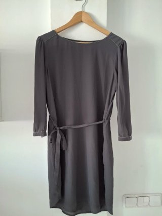 Vestido Gris con Cinturón
