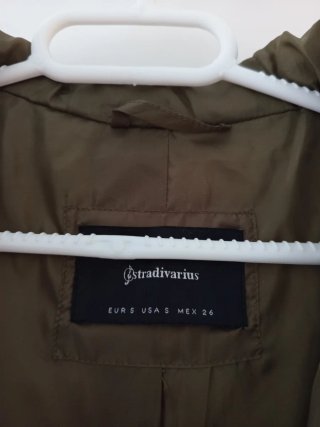 Chaqueta acolchada verde oliva con capucha