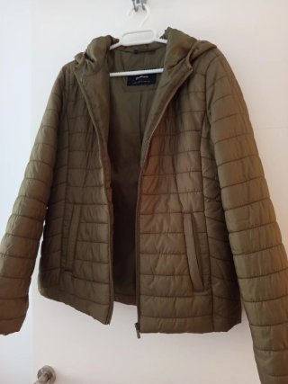 Chaqueta acolchada verde oliva con capucha