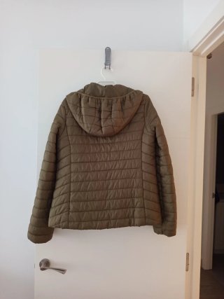 Chaqueta acolchada verde oliva con capucha