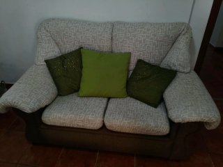 Sofá de tela beige y marrón
