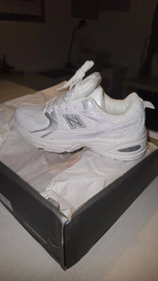 Zapatillas New Balance Blancas y Plateadas
