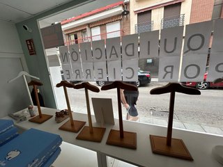 Percha maniquí de madera disponible 5 unidades
