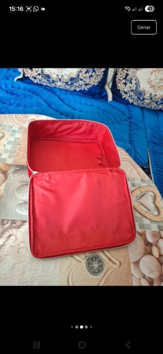 Maletín de viaje Estée Lauder rojo