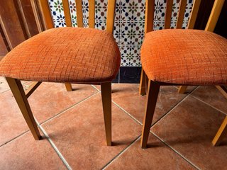 Juego de 6 sillas de comedor de madera.