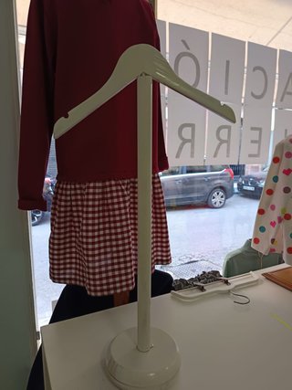 Percha maniquí de madera (disponibles 4 unidades,)