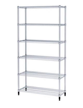 Estantería metálica gris.
