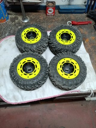 4 Llantas y Neumáticos 1/8 RC Crawler