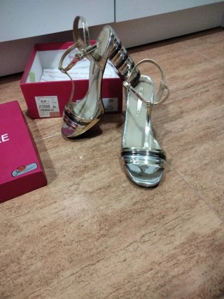 Zapatos de tacón Mariamare dorados y plateados tal